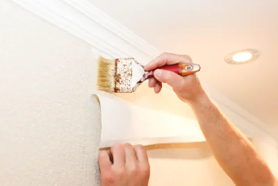 Pose de papier peint à Suzan — revêtements muraux et toiles de verre